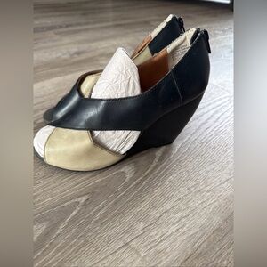 Seychelles Shoes Black Tan wedge heels size 7.5
